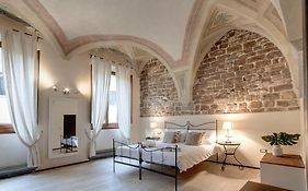Calzaiuoli Apartments By Mamo Florence